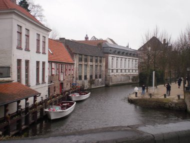 Bruges Onların İskeleler Demirli Tekneler ile Nice Kanal. 23 Mart 2013'te. Bruges, Batı Flanders, Belçika. Tatil Doğa Sokak Fotoğrafçılığı.      