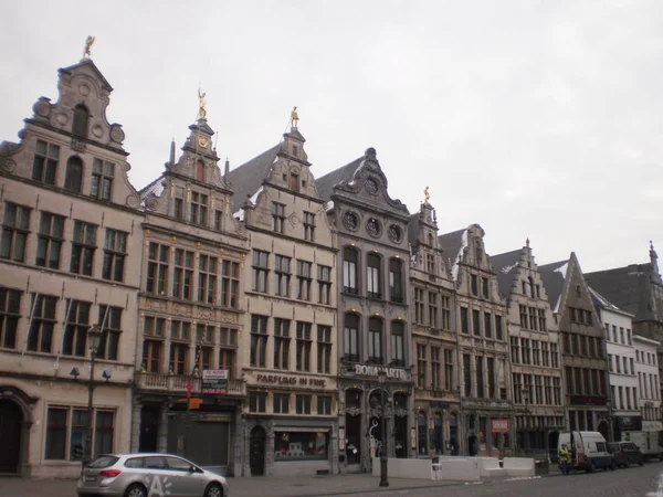 Vackra Medeltida Stil Byggnader Stora Torget Snödag Byn Antwerpen Mars — Stockfoto