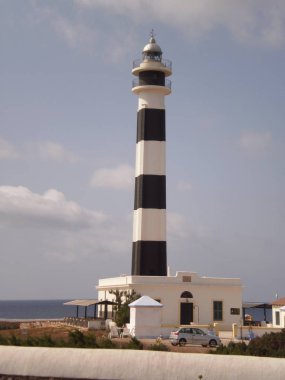 Artux Burnu'ndaki Güzel Siyah Beyaz Deniz Feneri Menorca Adası. Temmuz 5, 2012. Xon Xoriguer, Hisar, Menorca, Balear Adaları, İspanya, Avrupa. Seyahat TurizmI Sokak Fotoğrafçılığı