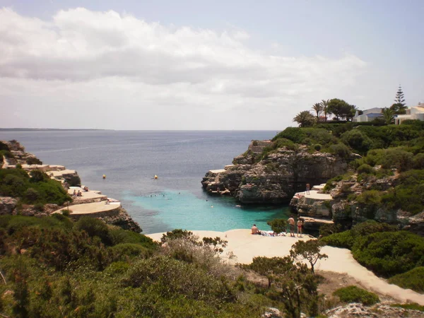 Schöne Cala Pinsel Mit Seinem Klaren Wasser Zwischen Blau Und — Stockfoto