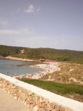 Menorca Adası'nda Hisar Algairens Nice Wild Beach. Temmuz 5, 2012. Menorca, Balear Adaları, İspanya, Avrupa. Seyahat TurizmI Sokak Fotoğrafçılığı