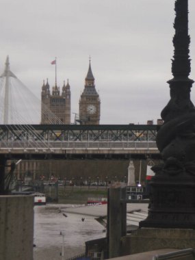 Londra'da Ayakları Başında Nehir Tamesis ile Parlamento Big Ben Kulesi Muhteşem Shot. 26 Aralık 2011. Londra, İngiltere, Avrupa. Seyahat TurizmI Sokak Fotoğrafçılığı