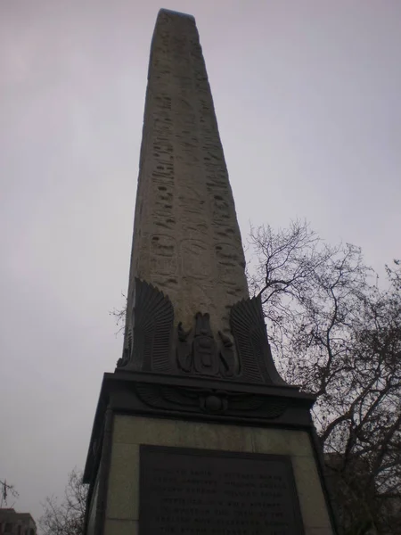 奇妙的方尖碑被称为克利奥帕特拉的针在伦敦 2011年12月26日 旅游旅游街摄影 — 图库照片
