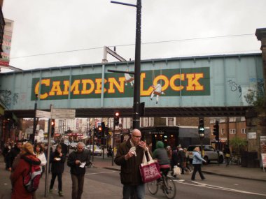 Camde sokak gıda işyerlerinde yemek birkaç kişi