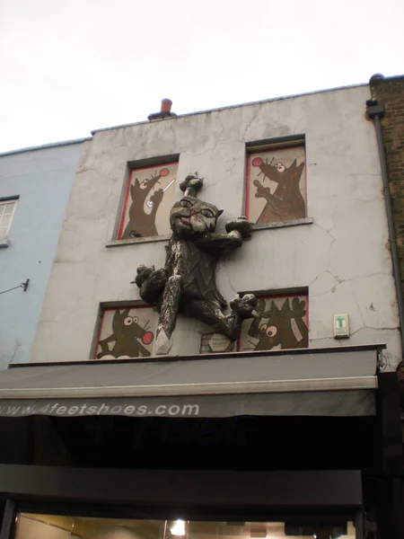 Belles façades de magasins Phénoménalement décorées avec un chat géant dans — Photo