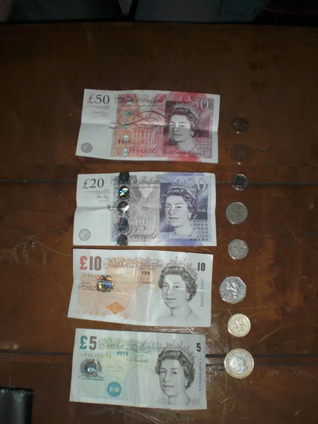 Набор монет и банкнот, находящихся в обращении в Великобритании — стоковое фото