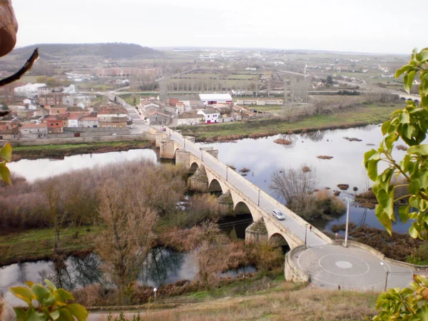 Aerial shot Romeinse stijl brug boven de rivier de Agueda als het passeren — Stockfoto