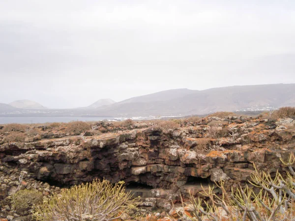 Formations rocheuses volcaniques près de l'entrée à Cueva De Los Verde — Photo