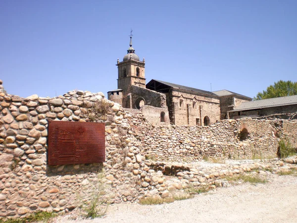 Fachada lateral del Monasterio de la Abadía de Carracedo fechada en el 10t —  Fotos de Stock