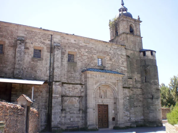 Fachada lateral del Monasterio de la Abadía de Carracedo fechada en el 10t —  Fotos de Stock