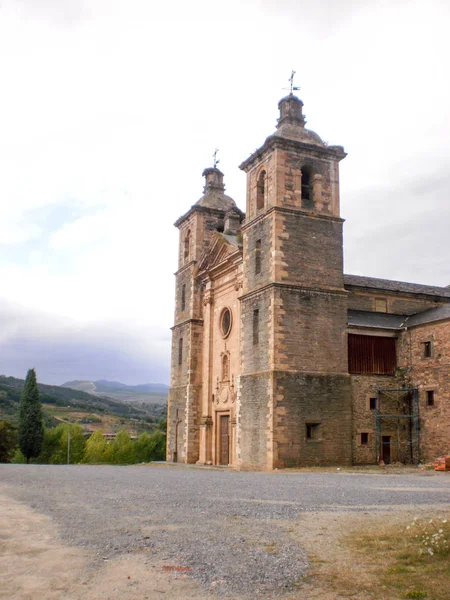 Hauptfassade der schönen abtei von san andres de espinareda d — Stockfoto