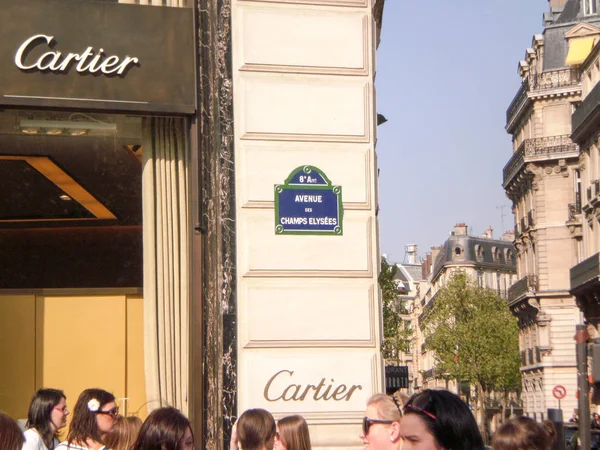 Tabule Champs Elypse vedle Cartier v Paříži. Dubna — Stock fotografie