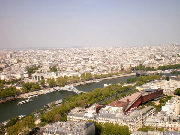 Luftaufnahme der Seine im Vorbeifahren am Eiffelturm — Stockfoto