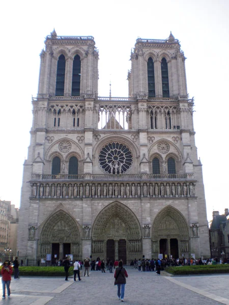 Hauptfassade der Kathedrale Notre Dame aus dem 12. Jahrhundert — Stockfoto