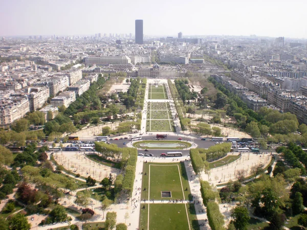 Luftaufnahme der Gärten in der Nähe des Eiffelturms in Paris. April — Stockfoto