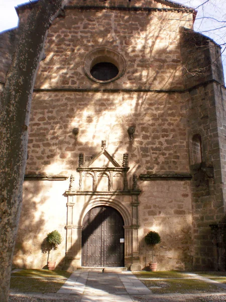 Gevel en hoofdingang van het gebouw van het klooster van San Jer — Stockfoto