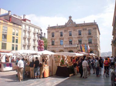 Bir Pazar Günü Gijon Ana Meydanı. Temmuz 5, 2010. Asturias, Sp