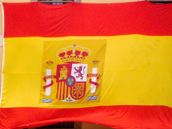 Πλαζέλα Ντελ μάρκες με μια μεγάλη σημαία της Ισπανίας από το Gijon on A — Φωτογραφία Αρχείου