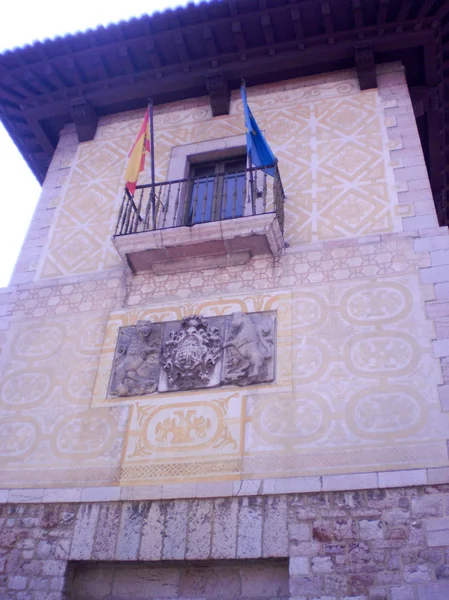 Bonita Torre junto al Monumento a Don Pelayo en Cangas de Onis — Foto de Stock