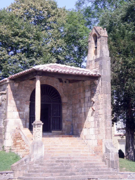 Главный фасад часовни Дольмен и Сантакрус в Кангас-де-Онис — стоковое фото