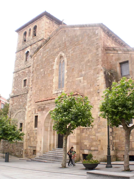 Vacker kyrka av Sabugo, på torget i Carbayo. I Aviles. — Stockfoto