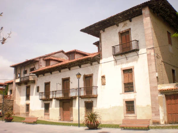 Hermoso Palacio de Los Menéndez Pola es un mo artístico histórico — Foto de Stock