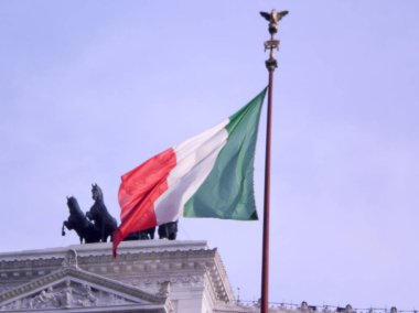 Victor Manuel 'in Anıtı üzerinde Güzel İtalyan Bayrağı
