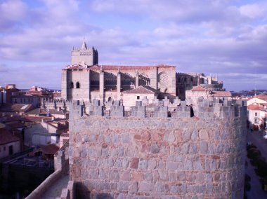 12. yüzyıldan kalma katedrali olan duvar arka planda duvarlı.