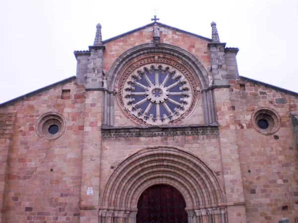 Hauptfassade mit der Rosette der Kirche San Pedro Apostol — Stockfoto