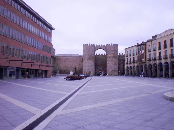Portão murado que dá acesso à velha cidade murada de Ávila. F — Fotografia de Stock