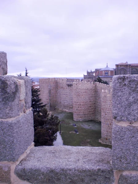 Vacker vägg omger den historiska medeltida staden i Avila. — Stockfoto