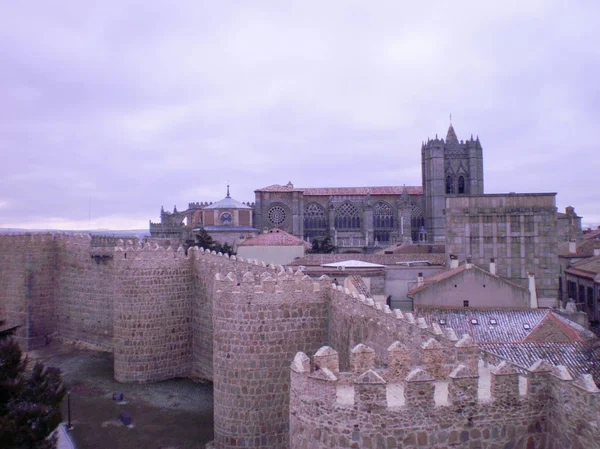 Pared con la catedral del siglo 12 amurallado en el fondo en — Foto de Stock