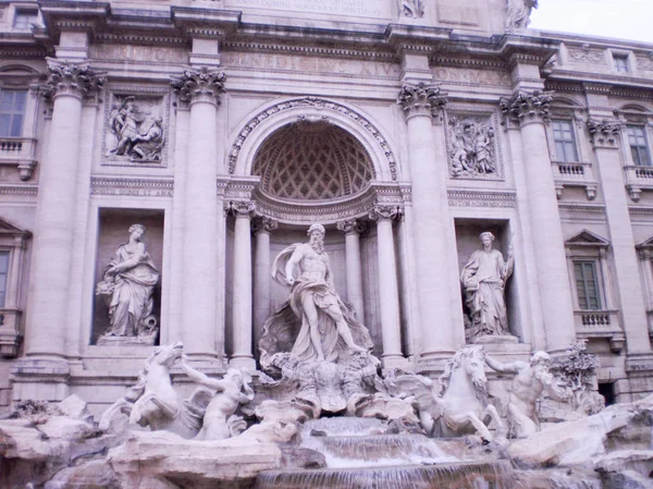 Фонтан Треви Большой монументальный фонтан в стиле барокко — стоковое фото