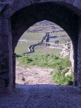 Trujil 'deki duvarın kemerlerinden birinin manzarası.