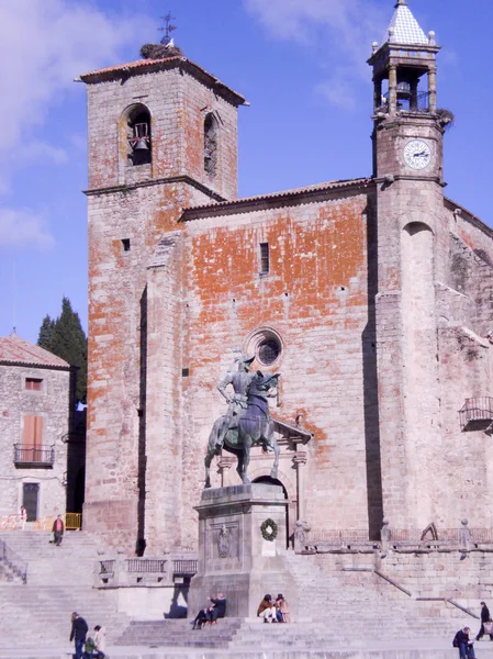 Jeździecki posąg Pizarro przed kościołem Santa Mar — Zdjęcie stockowe