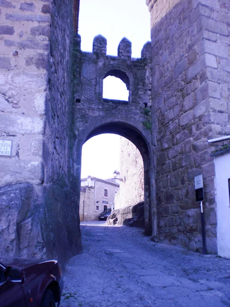 Santiago gate öffnet den Eingang zur ummauerten Zone am Hang des — Stockfoto