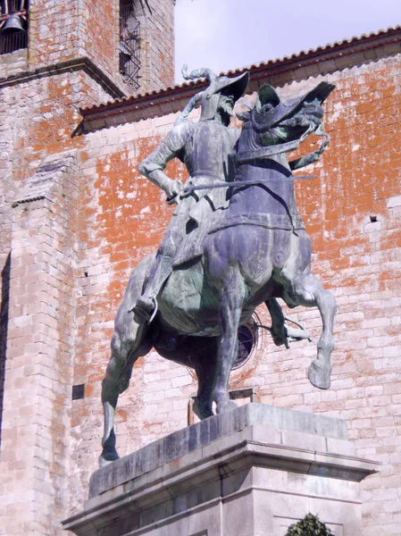 Estátua equestre de Pizarro na frente da Igreja de Santa Mar — Fotografia de Stock