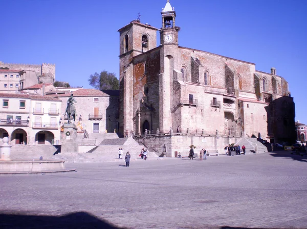 Кінна статуя Пісарро спереду церкви Санта - Мар. — стокове фото