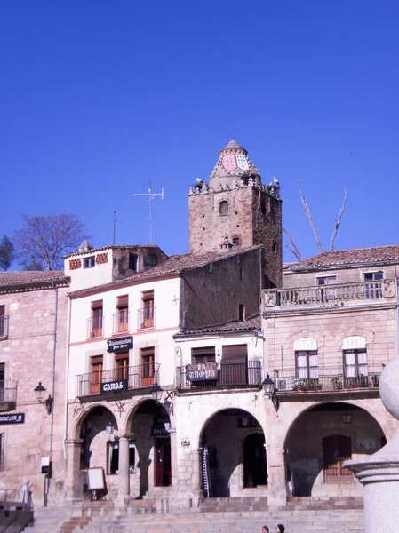 Casas medievais pitorescas na praça principal de Trujillo. Janu... — Fotografia de Stock