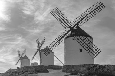19. yüzyıldan kalma, Consuegra 'daki Cerro Calderico' nun tepesindeki bir dizi yel değirmeninin siyah ve beyaz fotoğrafı. 26 Aralık 2018. Consuegra Toledo Castilla La Mancha İspanya Avrupa. Seyahat Turizmi Sokak Fotoğrafçılığı.