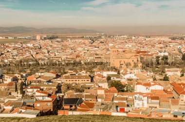 Konsolosluktaki yel değirmenlerinin yanındaki dağın tepesindeki villanın manzarası. 26 Aralık 2018. Consuegra, Consuegra 'daki yel değirmenlerinin yanındaki dağın tepesindeki villanın manzarası. 26 Aralık 2018. Consuegra Toledo Castilla La Mancha İspanya Avrupa