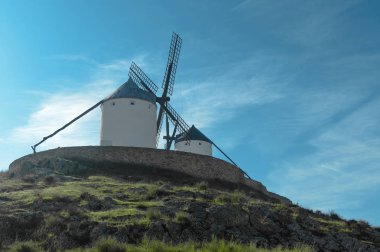 19. yüzyıla dayanan bir dizi yel değirmeni Consuegra 'daki Cerro Calderico' nun tepesinde. 26 Aralık 2018. Consuegra Toledo Castilla La Mancha İspanya Avrupa. Seyahat Turizmi Sokak Fotoğrafçılığı.