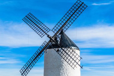 Consuegra 'daki Cerro Calderico' nun tepesinde güzel bir gökyüzü olan bir yel değirmeni portresi. 26 Aralık 2018. Consuegra Toledo Castilla La Mancha İspanya Avrupa. Seyahat Turizmi Sokak Fotoğrafçılığı.