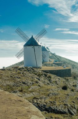 19. yüzyıla dayanan bir dizi yel değirmeni Consuegra 'daki Cerro Calderico' nun tepesinde. 26 Aralık 2018. Consuegra Toledo Castilla La Mancha İspanya Avrupa. Seyahat Turizmi Sokak Fotoğrafçılığı.