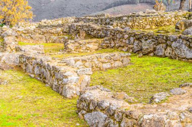 Duvarların içindeki harabelerin tarihi Demir Çağı 'na ait. Castro Veton De El Freillo' daki M.Ö. 3. yüzyılda. 15 Aralık 2018. El Raso Avila Castilla Leon İspanya Avrupa. Seyahat Turizmi Sokak Fotoğrafçılığı.