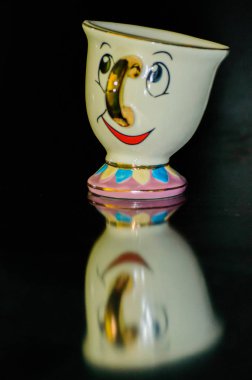 Alcala De Henares 'in Karanlıktaki Gözler ve Ağızla Yansıtılan Bir Kupa Stüdyosu. 19 Mart 2019. Alcala De Henares Madrid İspanya Avrupa. Seyahat Turizmi Sokak Fotoğrafçılığı.