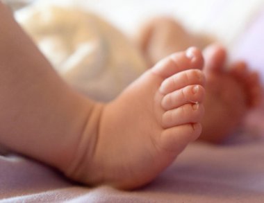 Yeni doğmuş Bebek Ayaklarının Önceki Yüzü