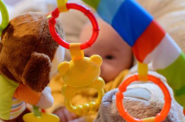 Bulanık Bebek Gökkuşağı Bahçesinde Oynuyor.