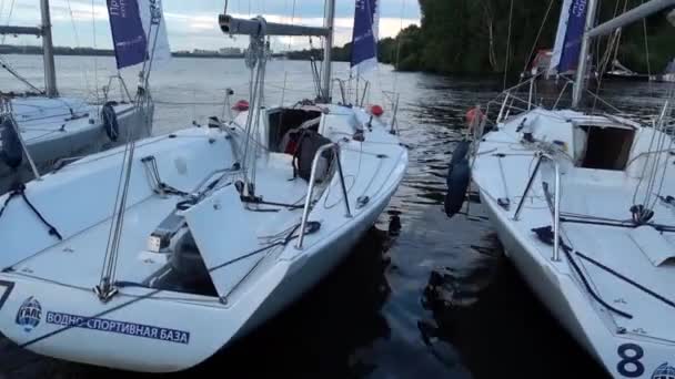 Jacht Stacji Dokującej Molo Jachty Wiatr Żagiel — Wideo stockowe