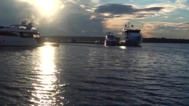 夕方には モスクワ 2018年 月湾のヨット — ストック動画
